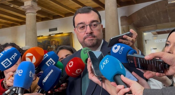El presidente del Principado, Adrián Barbón, en el hall de la Reconquista atendiendo a los medios de comunicación.
