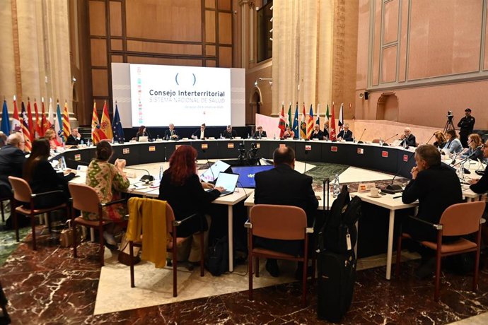 La ministra de Sanidad, Mónica García (c), interviene en el pleno del Consejo Interterritorial del Sistema Nacional de Salud (CISNS), en la sede de la Diputación General de Aragón.
