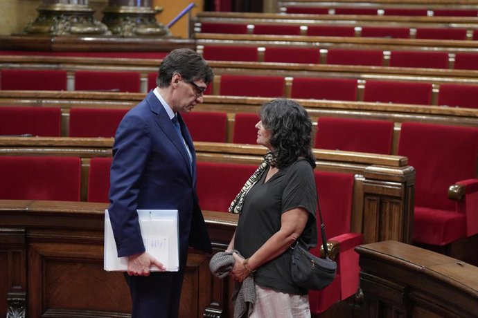 El president de la Generalitat, Salvador Illa, y la diputada de la CUP Pilar Castillejo en una imagen de archivo