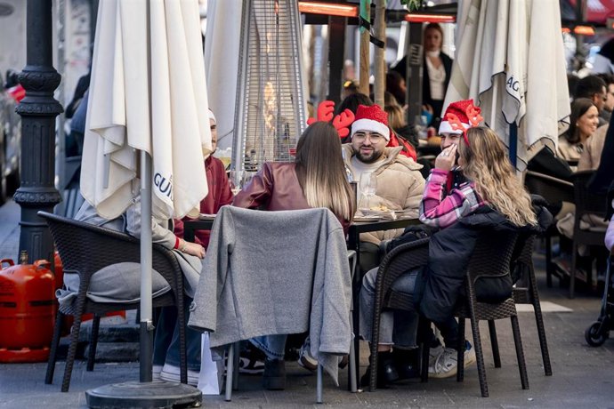 Archivo - Varias personas tomando el aperitivo, a 31 de diciembre de 2024
