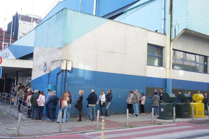 Varias personas hacen cola, en un centro de refuerzo de vacunación frente a la gripe, a 24 de octubre de 2025, en Bilbao, Vizcaya, País Vasco (España). Osakidetza abre las puertas del Centro de Refuerzo de Vacunación frente a la gripe ubicado en La Casill