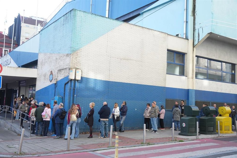 Varias personas hacen cola, en un centro de refuerzo de vacunación frente a la gripe, a 24 de octubre de 2025, en Bilbao, Vizcaya, País Vasco (España). Osakidetza abre las puertas del Centro de Refuerzo de Vacunación frente a la gripe ubicado en La Casi