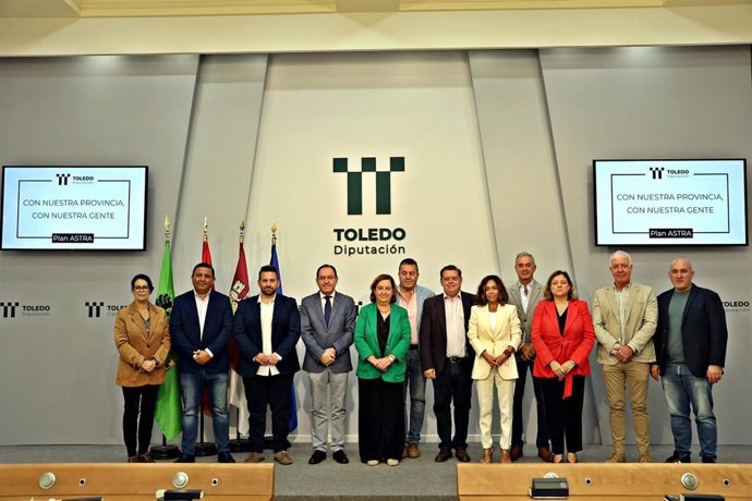 La presidenta de la Diputación de Toledo, Concepción Cedillo, junto a los alcaldes firmantes de los conenios del transporte metropolitano.