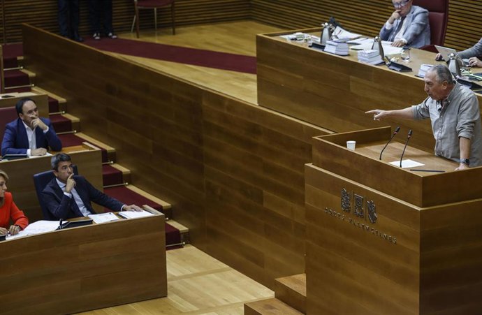 Archivo - El síndic de Compromís, Joan Baldoví, interviene durante una sesión de control de Les Corts al 'president' de la Generalitat, Carlos Mazón