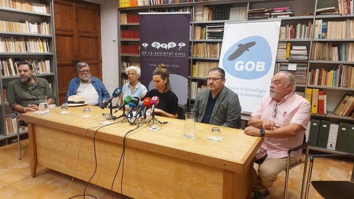 Representantes de las organizaciones sociales adheridas al recurso de inconstitucionalidad contra la Ley de Obtención de Suelo del Govern.