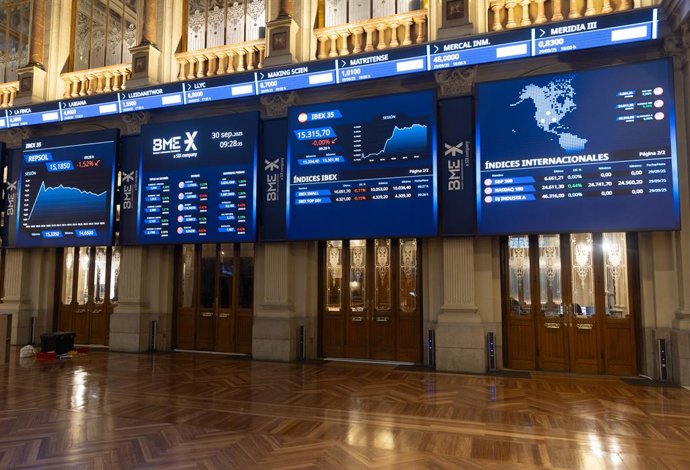 Paneles digitales en el Palacio de la Bolsa de Madrid, a 30 de septiembre de 2025, en Madrid (España).  