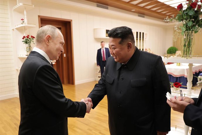 Archivo - HANDOUT - 19 June 2024, North Korea, Pyongyang: North Korean leader Kim Jong-un (R) welcomes Russian President Vladimir Putin upon his arrival in Pyongyang for a state visit. Photo: -/KCNA via YNA/dpa - ATTENTION: editorial use only and only if 