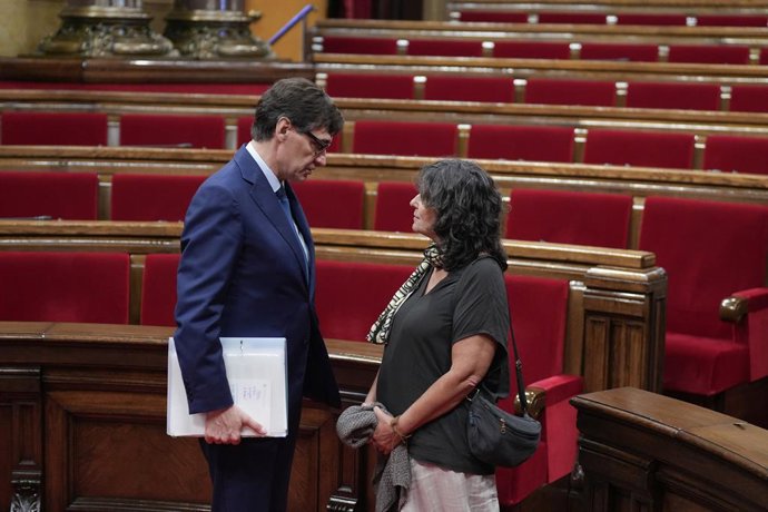 El president de la Generalitat, Salvador Illa, i la diputada de la CUP, Pilar Castillejo
