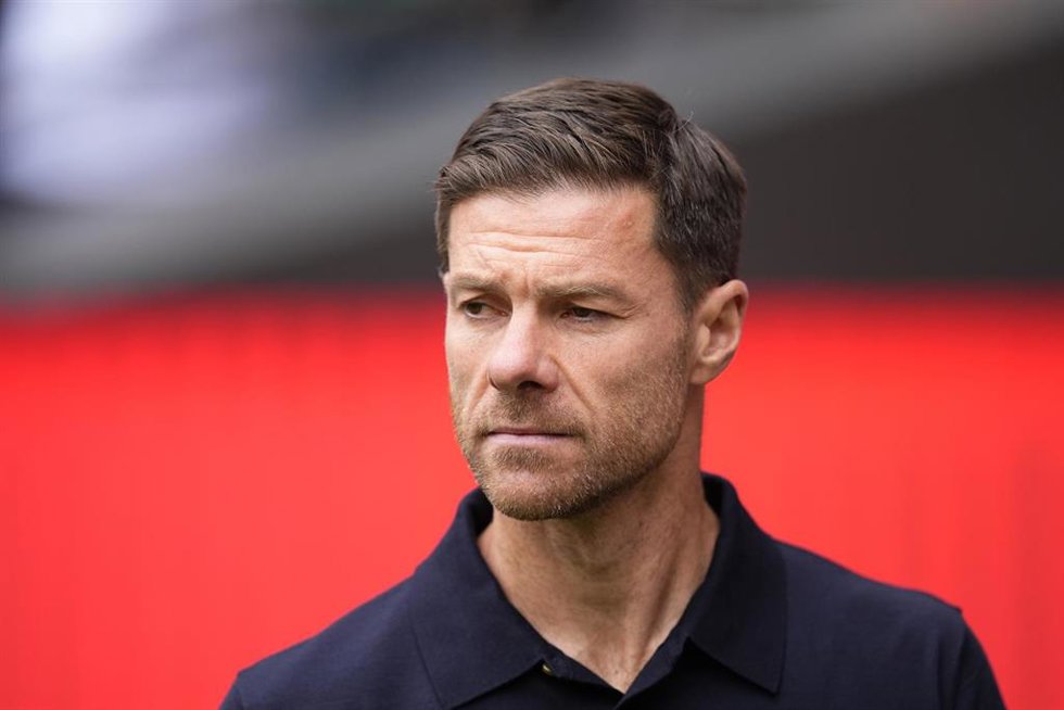 El entrenador del Real Madrid, Xabi Alonso, ante el Atlético de Madrid en el Riyadh Air Metropolitano.