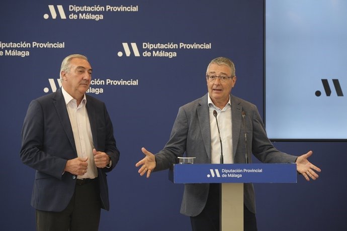 El presidente de la Diputación de Málaga y de Turismo Costa del Sol, Francisco Salado, en rueda de prensa junto al director gerente de la empresa de promoción turística de la provincia, Antonio Díaz.