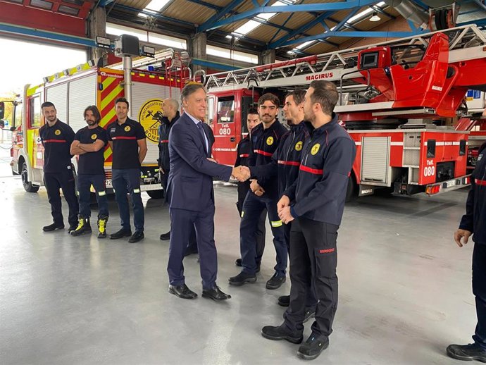 El alcalde de Salamanca, Carlos García Carbayo, ha presentado este viernes el nuevo camión nodriza del Servicio de Prevención, Extinción de Incendios y de Salvamentos (SPEIS) del Ayuntamiento