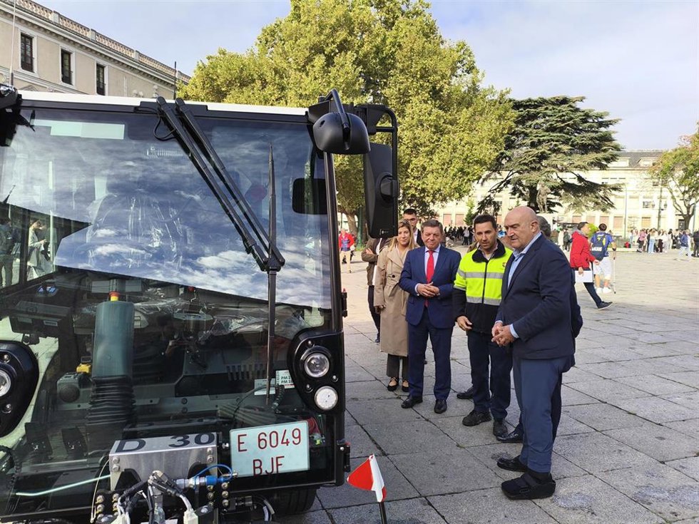 El alcalde de Valladolid, Jesús Julio Carnero, durante la presentación de cuatro nuevos vehículos para el Servicio Municipal de Valladolid.