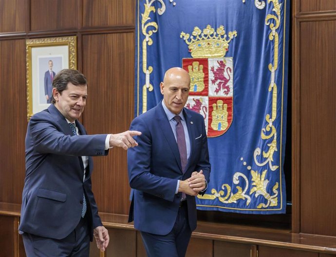 Reunión entre el presidente de la Junta, Alfonso Fernández Mañueco, y el alcade de León, José Antonio Diez.