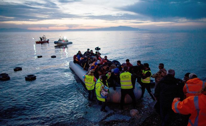 Archivo - Arquivo - Resgate de refugiados e migrantes em um barco no Mar Egeu