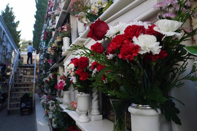 Archivo - Imagen de archivo del cementerio de El Palo de Málaga capital al que centenares de personas se acercan cada año para rendir homenaje a sus difuntos en el día de Todos los Santos.