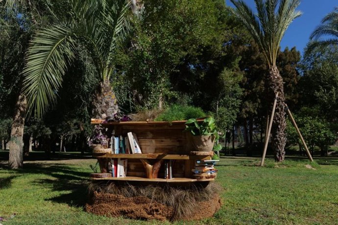Cartagena estrena una jardinera de intercambio de libros coincidiendo con el Día Internacional de las Bibliotecas