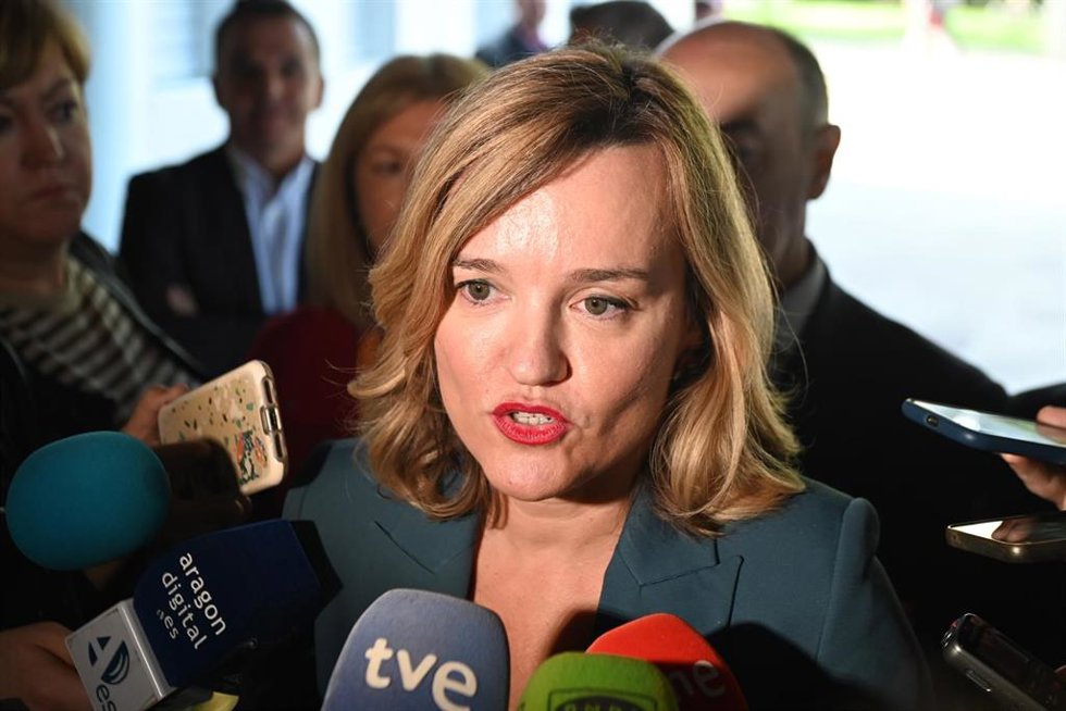 La ministra de Educación, Formación Profesional y Deportes, Pilar Alegría, atiende a los medios a su llegada a la inauguración del I Congreso Nacional Red de Líderes, a 24 de octubre de 2025, en Zaragoza, Aragón (España).