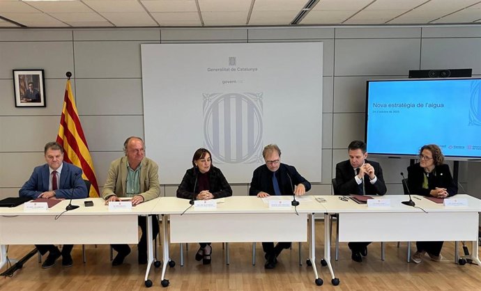 (I-D) Josep Lluís Armenter (ACA), Jordi Sargatal (Transición Ecológica), la consellera Sílvia Paneque, Josep Santacreu (Cámara de Barcelona), Roger Guasch (Cámara de Barcelona) y Carme Martinell (Consell de Cambres).