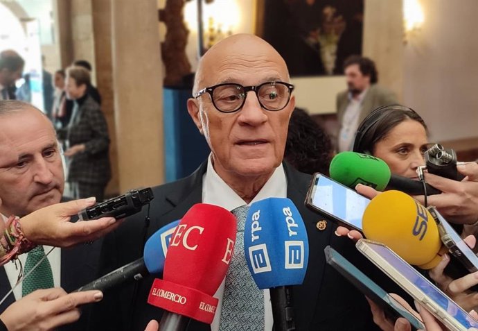 El presidente del Banco Sabadell, Josep Oliu, atiende a los medios en Oviedo con motivo de su asistencia a la ceremonia de entrega de los Premios Princesa de Asturias 2025.