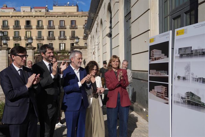 (I-D) El presidente de la Generalitat, Salvador Illa, el ministro de Cultura, Ernest Urtasun, el alcalde de Barcelona, Jaume Colboni,; la consellera de Cultura del Govern, Sònia Hernàndez, y la presidenta de la Diputación de Barcelona, Lluïsa Moret, duran