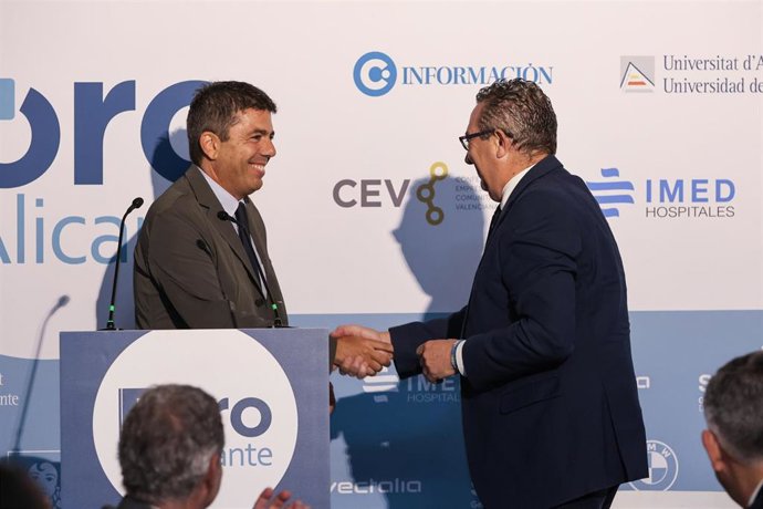 El 'president' de la Generalitat, Carlos Mazón (i), y el presidente de la Diputación de Alicante (d), Toni Pérez, este viernes durante el foro organizado por el diario 'Información'