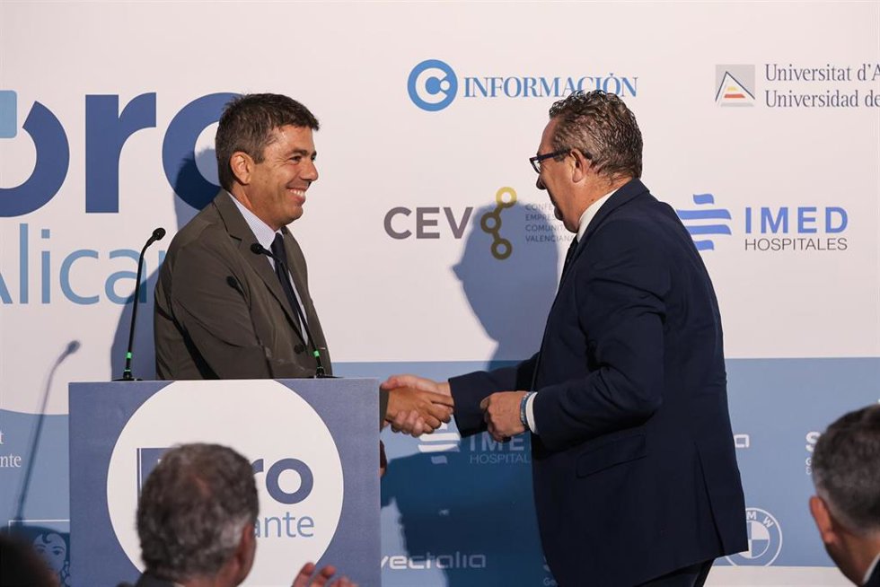 El 'president' de la Generalitat, Carlos Mazón (i), y el presidente de la Diputación de Alicante (d), Toni Pérez, este viernes durante el foro organizado por el diario 'Información'