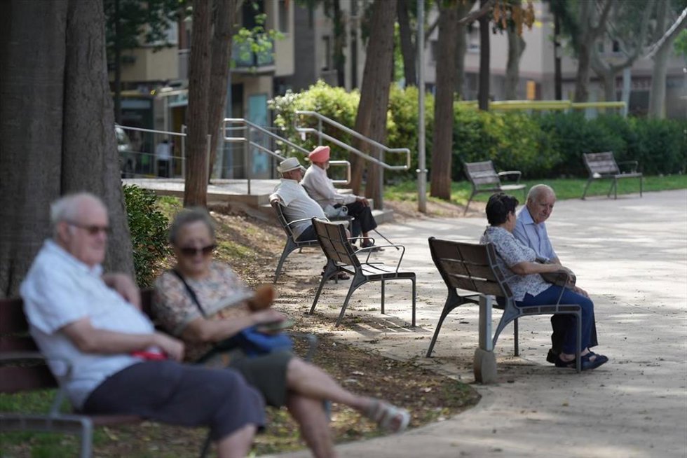 Archivo - (Foto De ARCHIVO) Varias Personas En Un Parque, A 17 De Septiembre De 2025