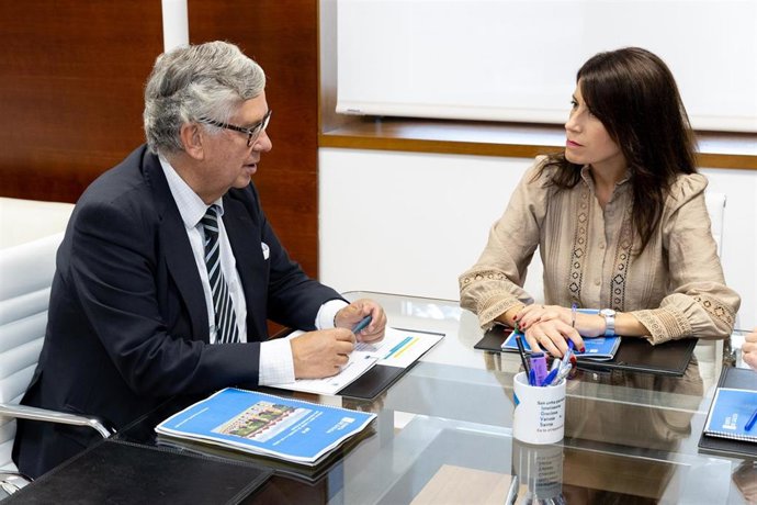 La conselleira de Vivenda e Planificación de Infraestruturas, María M. Allegue, y el presidente de la CEG, Juan Manuel Vieites, se reúnen en el despacho de la representante autonómica.