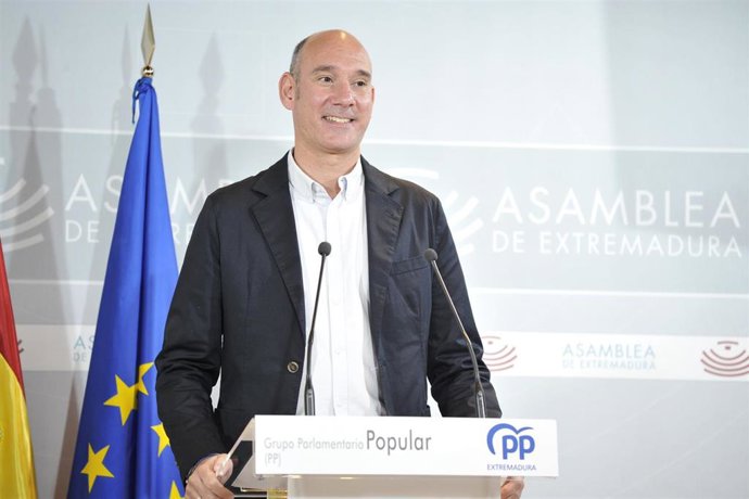 El portavoz del Grupo Parlamentario Popular en la Asamblea, José Ángel Sánchez Juliá, en rueda de prensa
