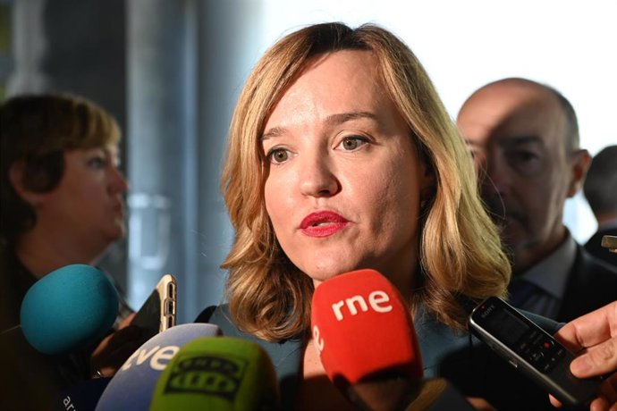 La ministra de Educación, Formación Profesional y Deportes, Pilar Alegría, atiende a los medios a su llegada a la inauguración del I Congreso Nacional Red de Líderes, a 24 de octubre de 2025, en Zaragoza, Aragón (España). 