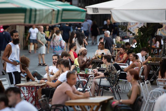 Archivo - Varias personas sentadas en bares en la plaza dels Àngels del Raval de Barcelona.