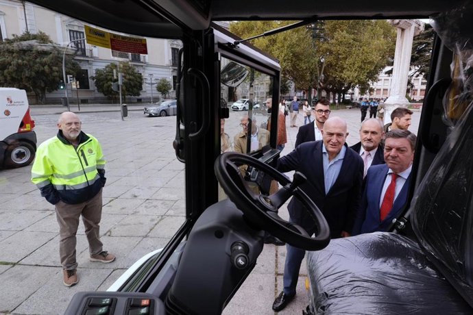 El alcalde de Valladolid, Jesús Julio Carnero, junto al consejero de la Presidencia, Luis Miguel Gago, observan el interior de uno de los nuevos vehículos para el Servicio de Limpieza.