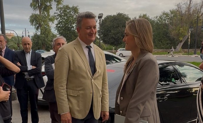 La vicepresidenta del Gobierno y ministra para la Transición Ecológica y el Reto Demográfico, Sara Aagesen, y el conseller de Medio Ambiente, Infraestructuras y Territorio, Vicente Martínez Mus.