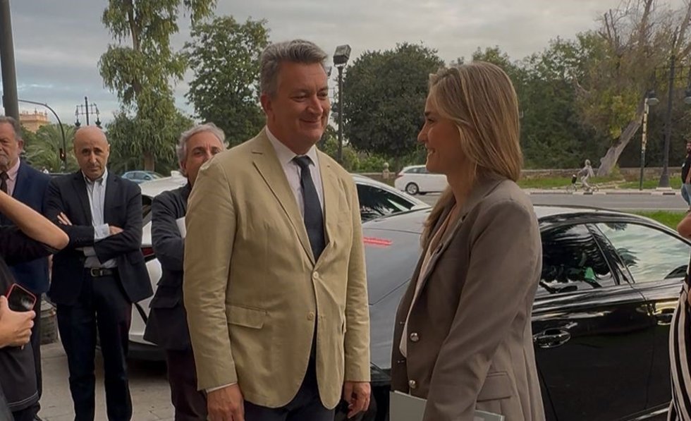 La vicepresidenta del Gobierno y ministra para la Transición Ecológica y el Reto Demográfico, Sara Aagesen, y el conseller de Medio Ambiente, Infraestructuras y Territorio, Vicente Martínez Mus.