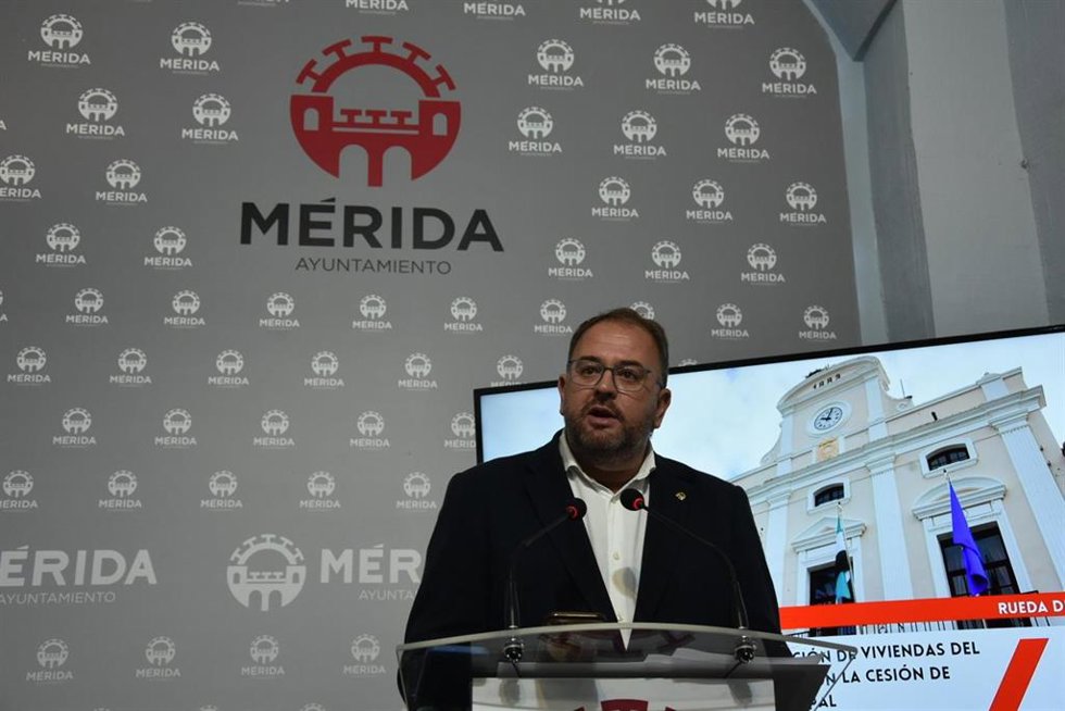 El alcalde de Mérida, Antonio Rodríguez Osuna, anuncia en rueda de prensa en el Ayuntamiento la cesión de suelo municipal para la construcción de las 136 viviendas protegidas