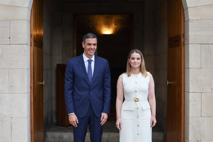 Archivo - El presidente del Gobierno, Pedro Sánchez, y la presidenta de las Islas Baleares, Marga Prohens, durante un encuentro en el Consolat de Mar, a 29 de julio de 2025, en Palma de Mallorca, Islas Baleares (España).