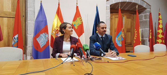 La teniente de alcalde de Recursos Humanos, Hacienda y Fondos Europeos, Ángela García, junto con el portavoz del equipo de gobierno y teniente de alcalde de Presidencia e Interior, José Ramón Budiño