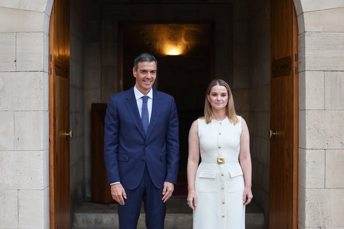 Archivo - El presidente del Gobierno, Pedro Sánchez, y la presidenta de las Islas Baleares, Marga Prohens, durante un encuentro en el Consolat de Mar, a 29 de julio de 2025, en Palma de Mallorca, Islas Baleares (España). Los principales temas que Prohens 