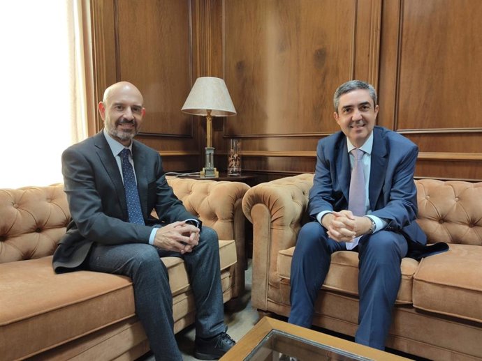 El subdelegado del Gobierno en Málaga, Javier Salas, recibe al nuevo delegado de Economía y Hacienda, Juan Pedro Carnero.