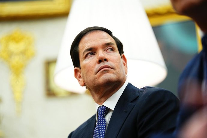 22 de outubro de 2025, Washington, Distrito de Columbia, EUA: O secretário de Estado dos Estados Unidos, Marco Rubio, observa enquanto o presidente dos EUA, Donald J. Trump, se reúne com Mark Rutte, secretário-geral da Organização do Tratado do Atlântico 