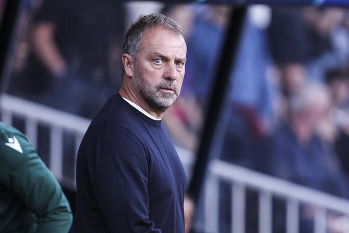 Hansi Flick, técnico do FC Barcelona, observa durante a partida da Fase MD3 da Liga dos Campeões da UEFA 2025/26 entre o FC Barcelona e o Olympiacos FC no Estadi Olimpic Lluis Companys em 21 de outubro de 2025 em Barcelona, Espanha.