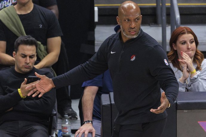 Archivo - 11 de dezembro de 2023, Los Angeles, Califórnia, EUA: O técnico Chauncey Billups, do Portland Trail Blazers, reage a uma falta não marcada durante o jogo da NBA contra o Los Angeles Clippers na segunda-feira, 11 de dezembro de 2023, na Crypto.co