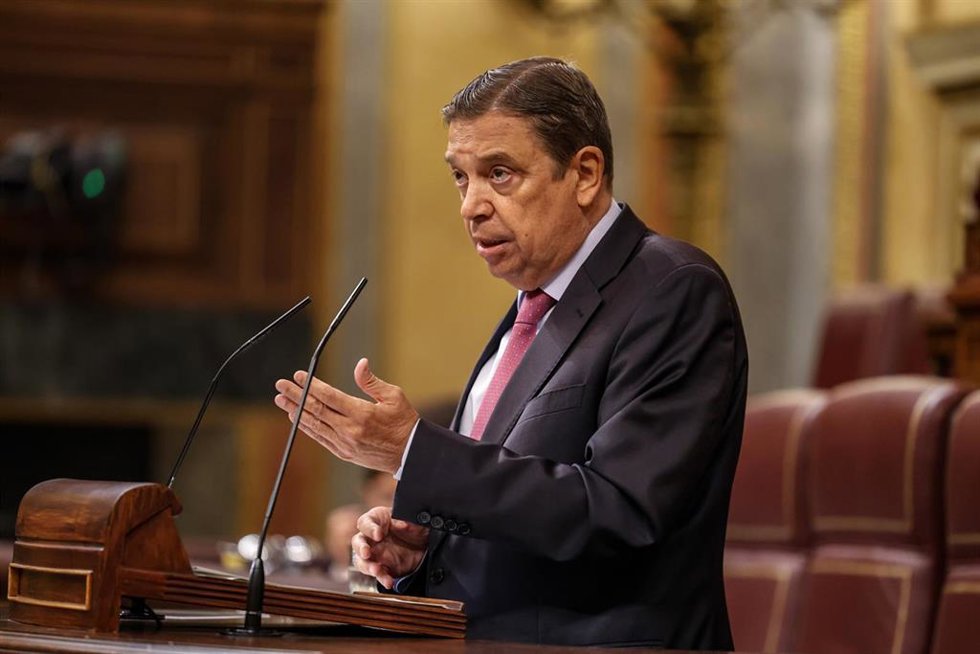 Archivo - El ministro de Agricultura, Luis Planas, interviene durante una sesión plenaria en el Congreso de los Diputados, a 17 de septiembre de 2025, en Madrid (España).