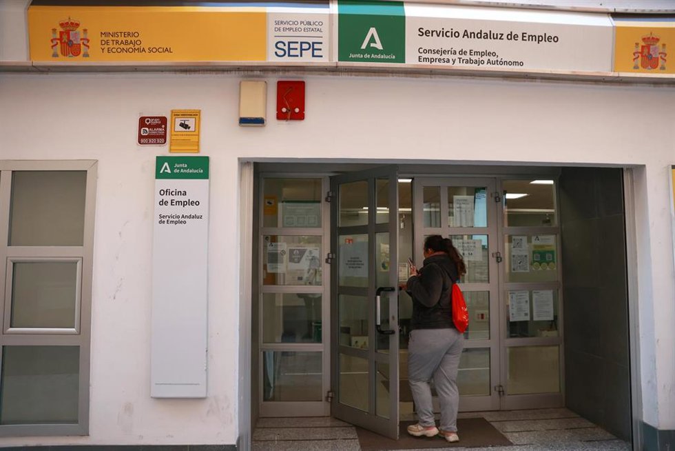 Archivo - Oficina de empleo en Sevilla en imagen de archivo.