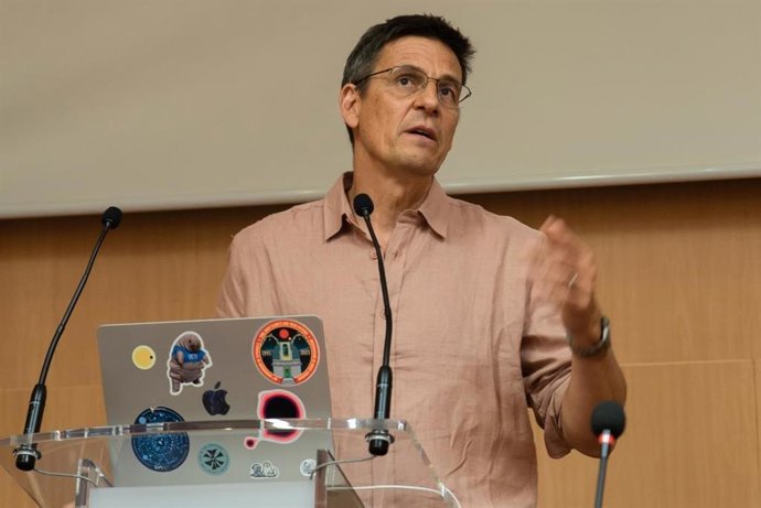 O Prêmio Nobel de Física de 2019, Didier Queloz, em uma palestra dada na IAC