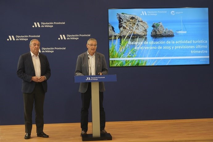 El presidente de la Diputación de Málaga y de Turismo Costa del Sol, Francisco Salado, en rueda de prensa.