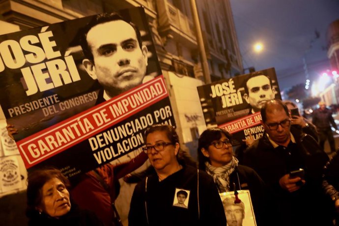 16 de outubro de 2025, Lima, PERU: Manifestantes seguram cartazes contra o novo presidente Jeri, durante uma vigília por Eduardo Ruiz, um manifestante que morreu durante um protesto noturno contra o governo e o congresso