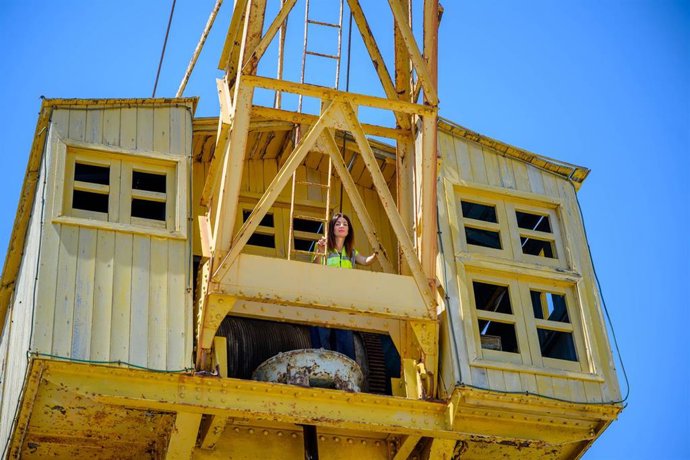 Archivo - La presidenta de la APA, Rosario Soto, visita la grúa que se restaurará para el Puerto-Ciudad.