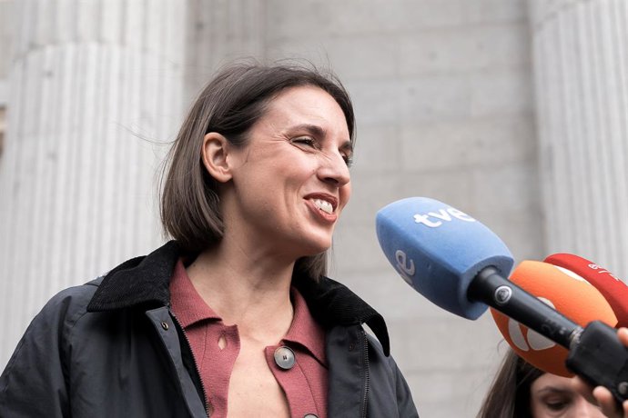 La secretaria política de Podemos, Irene Montero, atiende a los medios tras el registro de una iniciativa en apoyo a la comunicadora Cristina Fallarás y en contra la violencia machista en el Congreso de los Diputados, a 24 de octubre de 2025, en Madrid (E