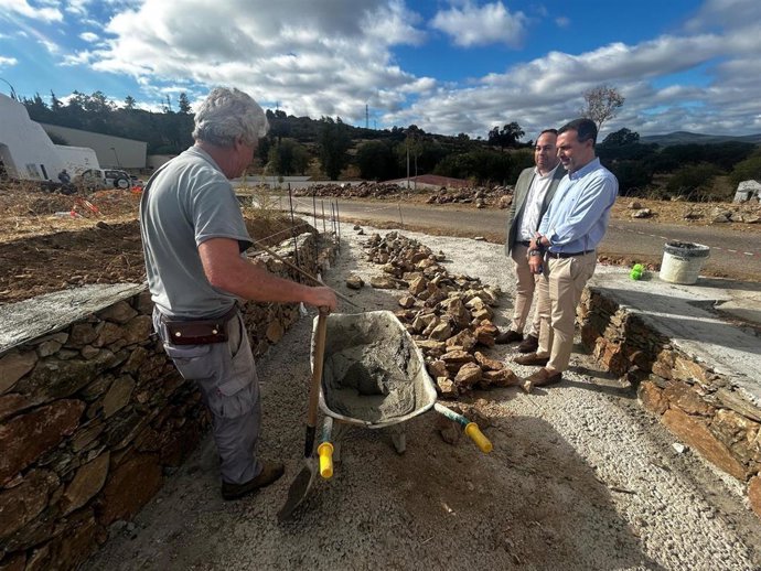 El delegado territorial de Justicia, Administración Local y Función Pública de la Junta de Andalucía, Javier Millán, visita junto al alcalde de El Real de la Jara, José Manuel Trejo, las obras que se ejecutan en la plaza de toros y el ent